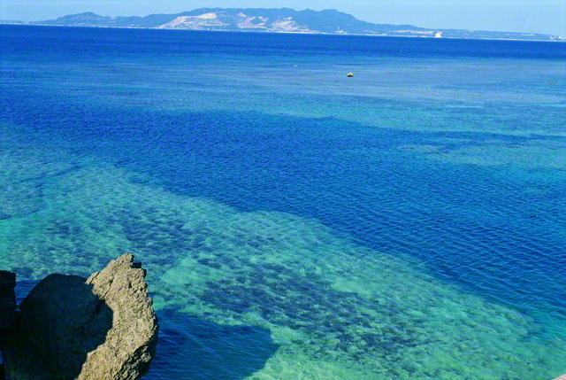 沖縄・恩納村にある景勝地「万座毛」（１９９７年２月、池田先生撮影）。第２巻の「先駆」の章では、第３代会長に就任した山本伸一が沖縄を初訪問し、支部を結成する模様が記されている
