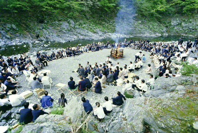 池田先生が出席して行われた、「水滸会」の野外研修３０周年を祝賀する記念集会（１９８４年５月、東京・奥多摩で）。「錬磨」の章では、水滸会での薫陶がつづられている
