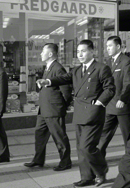 デンマークの首都コペンハーゲン市内を視察する池田先生（１９６１年１０月）。同国への訪問が、欧州広布の第一歩となった