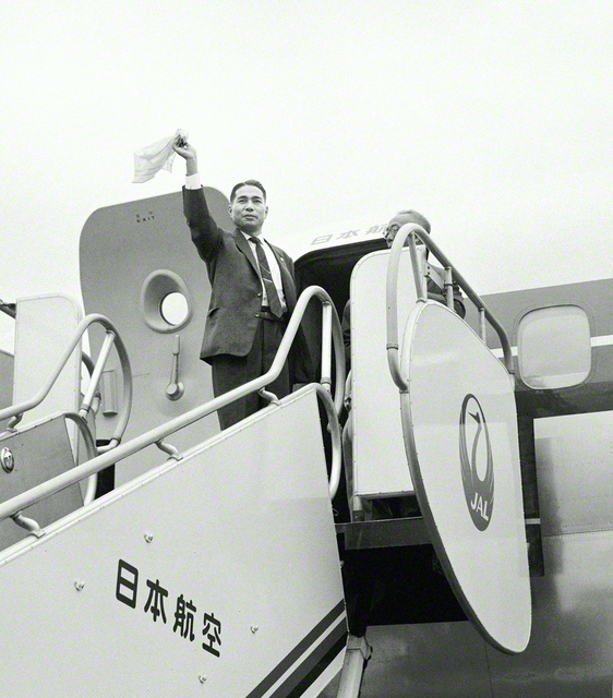 1960年10月2日、初の海外平和旅へ出発する池田先生(羽田の東京国際空港で)