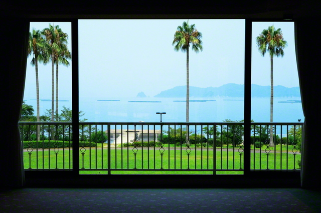研修棟本館に入ると、瀬戸内海の大パノラマが迎えてくれる