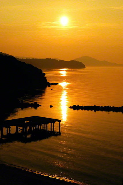 時の流れを忘れるほどの絶景が広がる。美しき夕日が水面に描く“黄金の道”