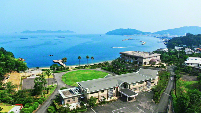 青く輝く海を望む四国研修道場。“青年の心”で新たな世界広布の大航海へ(ドローンで撮影)