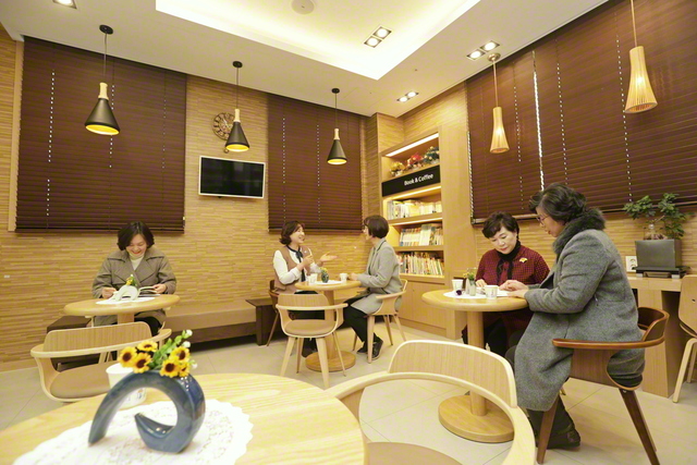 密陽平和文化会館で語らう韓国SGIの友(撮影は新型コロナウイルス感染拡大前の本年2月初旬)