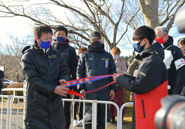 ５区・三上雄太選手から榎木監督へ、初優勝のゴールテープを切ったたすきを