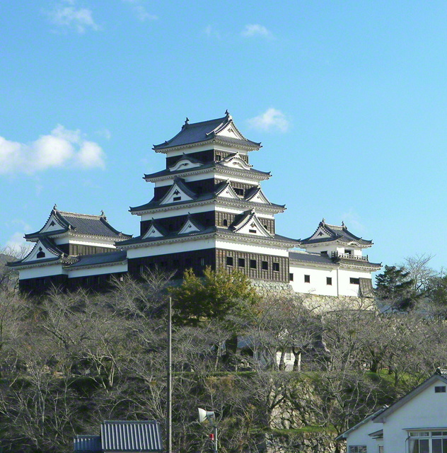 2004年(平成16年)に天守が復元された「大洲城」。4棟の櫓(やぐら)は、国の重要文化財に指定されている(愛媛県大洲市)=愛媛支局・上田月子通信員