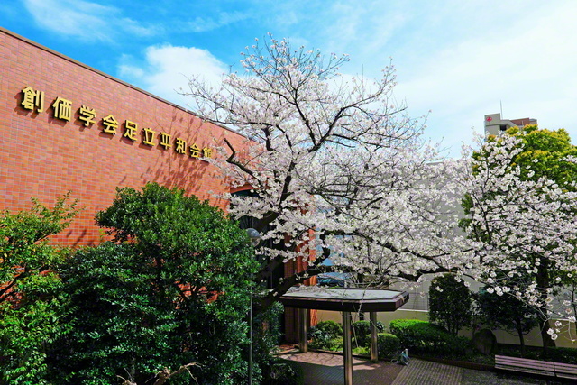 “庶民の王者”の勝利劇がつづられてきた足立平和会館。「凱旋の獅子」との誇りで走る友の奮闘をたたえるかのように、桜が咲き誇る