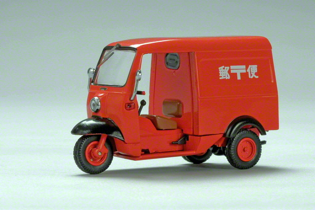 かつて活躍した郵便自動車ミゼットのミニカー。日本の郵便制度は明治初期の1871年1月に導入されました(オフィスジュニア/共同通信イメージズ)