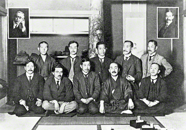 牧口常三郎初代会長 大正8年・1919年8月 郷土会の研究者と記念撮影 前列左端 柳田国男氏・前列右から2人目 新渡戸稲造氏・左上囲み