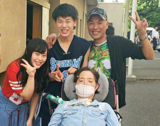 ALS発症後もヘルパーに支えられ母親の役目を果たした池田由実さん(手前)。2015年に逝去したが、その後、2人の子どもは看護師に