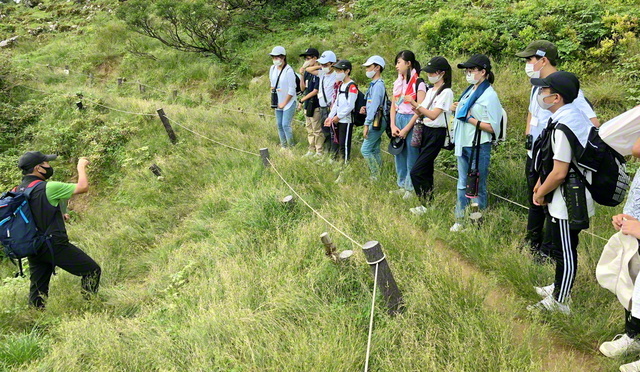関西小の「琵琶湖・伊吹山」コース。2日目に登山した伊吹山で、石灰岩が水に溶けて作られた、すり鉢状の窪地「ドリーネ」を観察した(7月22日)