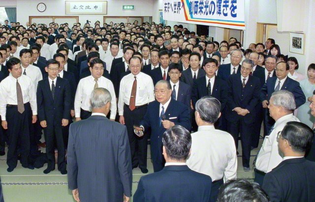 1994年11月26日、池田先生は、山口文化会館で開催された第5回中国大勝利総会に出席。開拓指導の実践を振り返りながら、「かつて山口は明治の革命の源流であった。今度は壮大なる平和への『世界革命』の原動力となっていただきたい。そして盤石なる『中国の時代』を、ともどもに、つくりゆきたい」と呼び掛けた