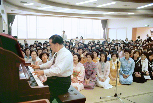 山口広布開拓20周年を祝う記念勤行会で、ピアノを演奏する池田先生(1977年5月21日、徳山文化会館〈当時〉で)