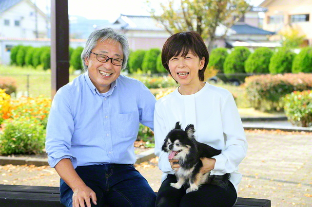 増山さん㊨が夫・昇さんと笑顔で。愛犬のアトムが夫婦の心を癒やしている