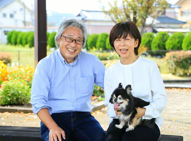 増山さん㊨が夫・昇さんと笑顔で。愛犬のアトムが夫婦の心を癒やしている