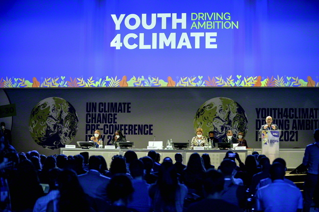 イギリスでの国連気候変動枠組み条約第26回締約国会議(COP26、10月31日~11月13日)に先立ち、青年の意見を届ける場としての若者気候サミットが開催。世界の青年400人と共に、創価学会学生平和会議の代表も参加した(本年9月、イタリア・ミラノで)©AP/アフロ