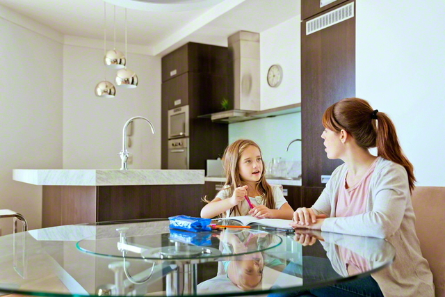 コロナ禍で学校の授業がリモートになったことで、教育格差の問題などが発生した ©izusek/Getty Images