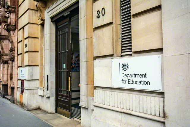 イギリスの教育省は、子どもたちの福祉政策も所管する ©Willy Barton/shutterstock.com