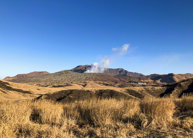 雄大な阿蘇山。その中心をなす高岳、根子岳、中岳、烏帽子岳、杵島岳の五岳は、3万年から5万年前にできたとされる(熊本県)=九州支社・桑原直美通信員