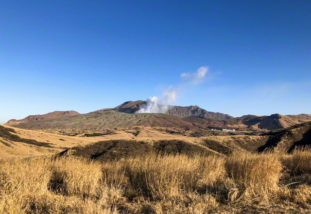 雄大な阿蘇山。その中心をなす高岳、根子岳、中岳、烏帽子岳、杵島岳の五岳は、3万年から5万年前にできたとされる(熊本県)=九州支社・桑原直美通信員