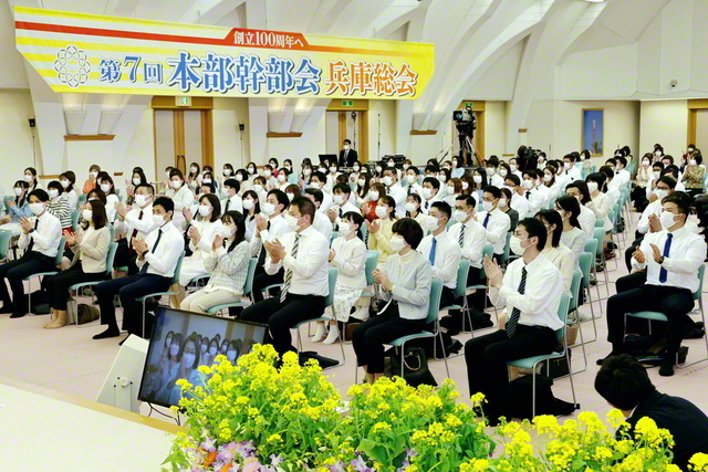 爆発的な対話拡大のけん引力となった兵庫の青年たち。勇気の波動は関西中に広がり、関西男子部は本部幹部会までに「部1」の弘教を結実させた（兵庫池田文化会館で）