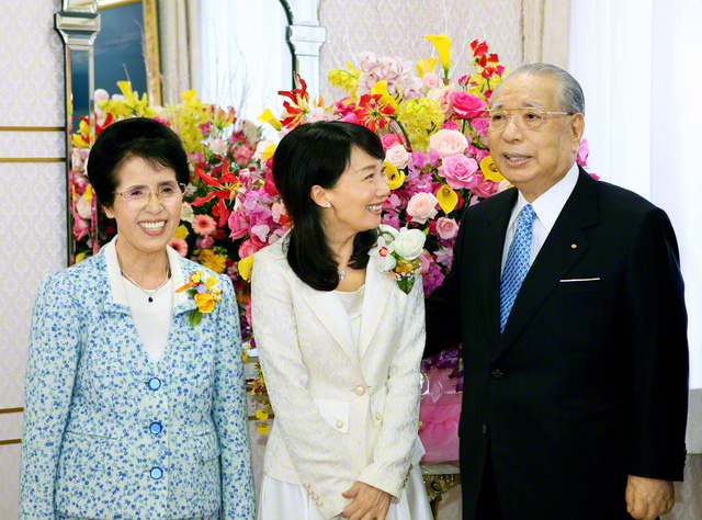 アグネス・チャンさんと池田先生ご夫妻（2007年12月6日、東京牧口記念会館で）。アグネスさんはこの日、本部幹部会に出席し、先生の長編詩をもとに作った歌を歌い上げた