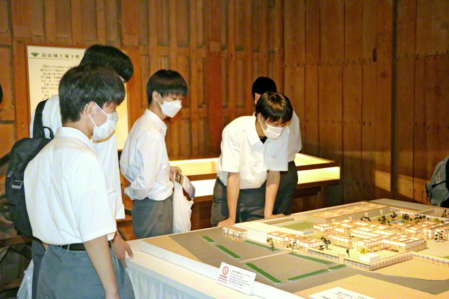 岐阜の飛騨・高山コース(8日~10日)に参加した関西創価高校3年生。3日目には、江戸幕府による地方行政の拠点だった高山陣屋を見学した。同地は国の史跡にも指定されており、当時の歴史を学ぶ貴重な体験となった(10日)