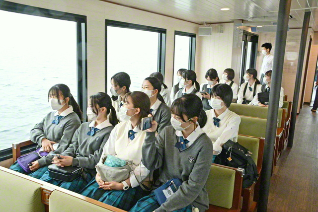 東京・創価高校の3年生は神奈川へ(5月31日~6月1日)。初日は4コースに分かれて研修。横須賀でクルージングに参加した生徒は「私たちの舞台は世界に開かれていると感じました」などと感想を語った(5月31日)