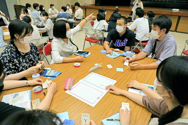 四国コース(8日~10日)の関西創価高校3年生は2日目、高知・黒潮町へ。防災学習を実施し、大阪でも被害が予測される南海トラフ巨大地震について学び、日頃の備えや心構えを確認し合った(9日)