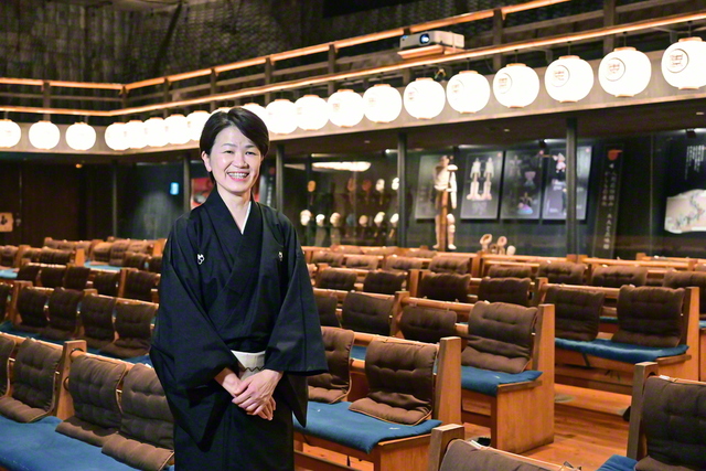 義太夫節三味線の鶴澤友勇さん=兵庫県南あわじ市の「淡路人形座」で