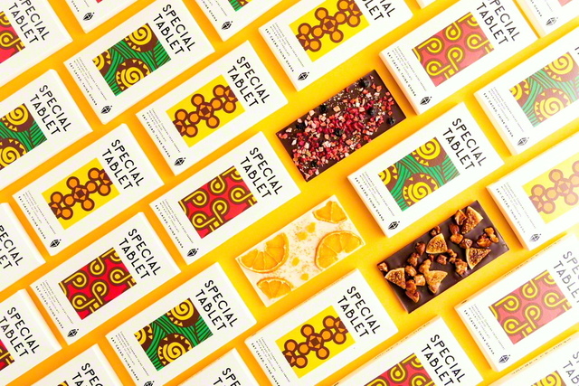 カラフルな彩りが特徴的な「MAAHA　CHOCOLATE」のパッケージ