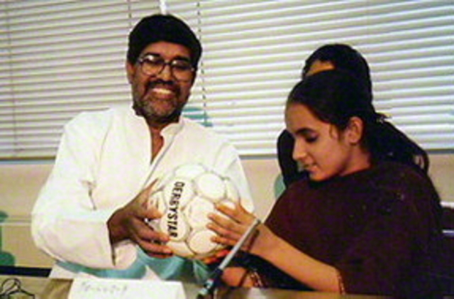 2001年に来日したカイラシュ・サティヤルティ氏㊧とソニアさん。ソニアさんは7歳の時に視力を失った　©ACE