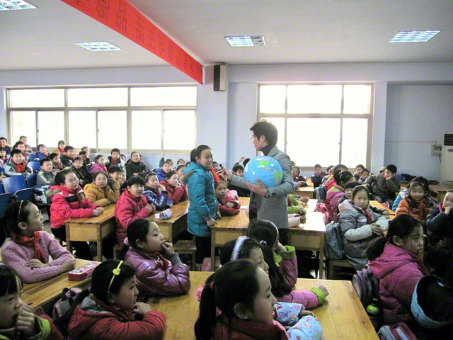 中国・鄭州市にある小学校で水の授業を行う橋本さん（中央）。水問題について啓発する教育活動にも力を注いできた（本人提供）