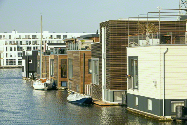 オランダでは、洪水や海面上昇への対策の一つとして、水上に住宅を建設する取り組みが行われている　©Ashley　Cooper/Getty　Images