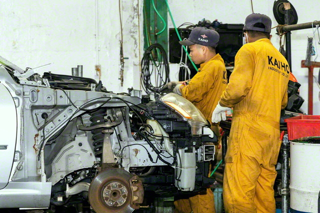 解体作業後、バラバラになったパーツは、作業員の手によって分類。取り出したエンジンの状態をチェックするなど、点検が行われる