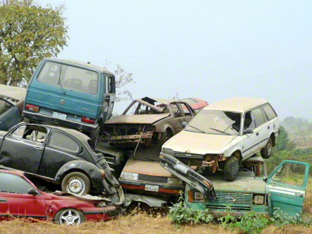 投棄され、山積みになっている自動車。発展途上国で問題となっている　©会宝産業