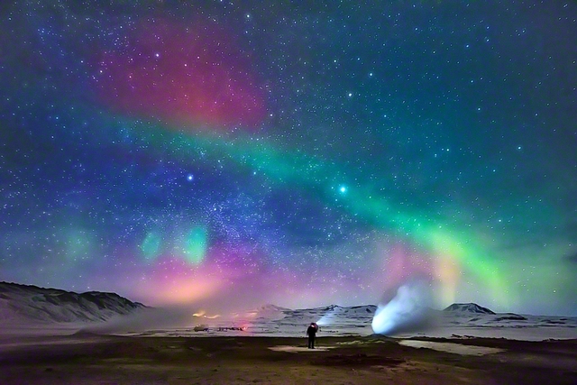 緑、赤、黄色に輝き、星空を彩るアイスランドのオーロラ　©Arctic-Images/Getty　Images