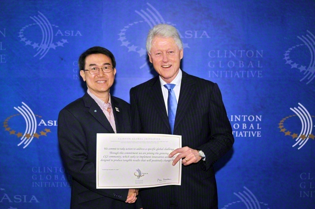 アメリカのビル・クリントン元大統領㊨が創設した「クリントン・グローバル・イニシアチブ」のアジア会議で（2008年12月、香港で）©WTO
