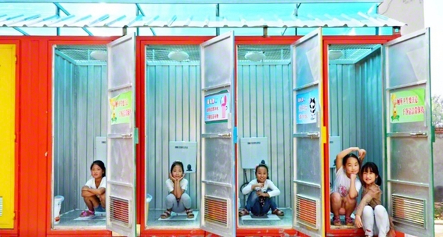 中国・湖南省の学校に個室トイレを設置した「虹のトイレ」プロジェクト（2015年）©WTO