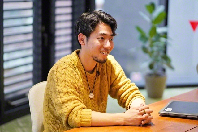〈プロフィル〉
　こまつ・こうだい　1998年、香川県生まれ。高校時代にヒッチハイクを始め、大学進学後は、中東、アフリカ、南米を中心に27カ国・地域を訪れた。海外の貧困地域でボランティア活動をする中で、不条理な社会の仕組みを是正したいと思うように。帰国後、23歳で株式会社ボーダレス・ジャパンに入社。24歳で同社の新規事業としてクラウドファンディング「For Good」を設立。25歳で代表に就任した。Instagramは@codykomatsu、X（旧Twitter）は@Jam_Obasan__
　