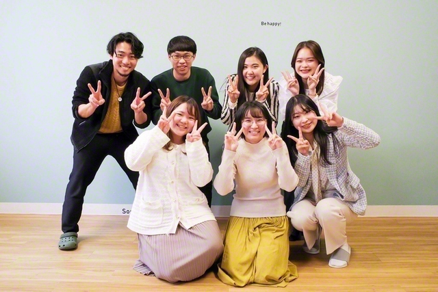 小松さん（後列左端）が「For Good」の皆さんと（本人提供）