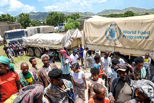 エチオピアの難民キャンプに到着したWFPのトラック（2023年）　©WFP/Michael　Tewelde