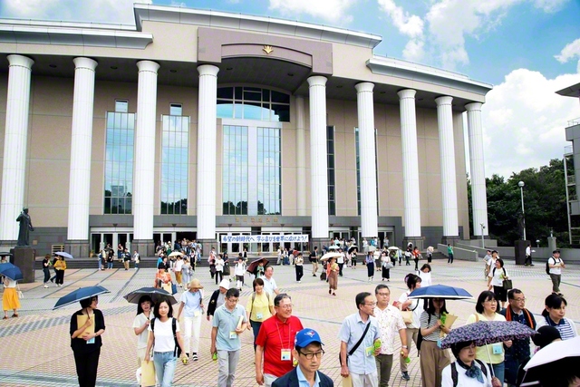 創価大学通信教育部の夏期スクーリング。さまざまな世代の学生が参加する（2019年8月、東京・八王子市で）