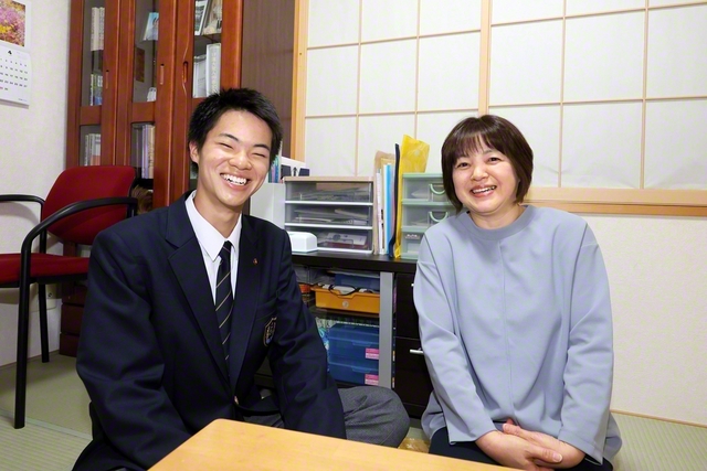 今井陽翔さん㊧と母・育美さん