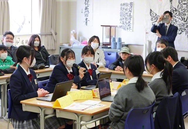 「創中ラジオ企画」。ラジオパーソナリティーになり切る生徒たち（中央）が寄せられた質問に楽しく答え、その周りを来場者たちが囲む