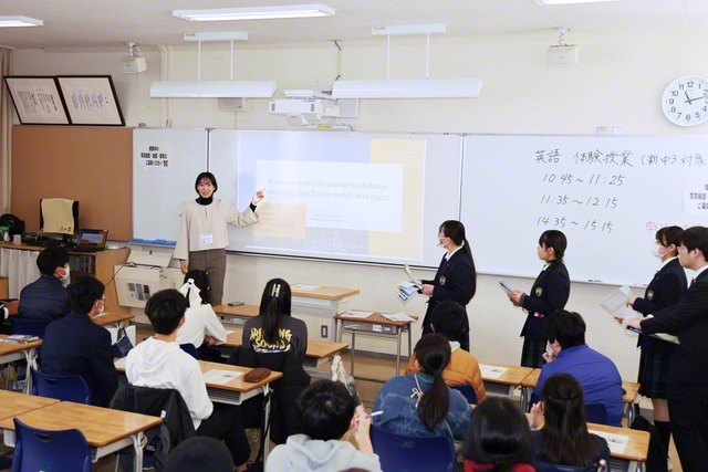 創価高校の英語の体験授業。教員のみならず、学園生も体験授業のサポートをしてくれ、学び合う授業の雰囲気も知ることができる