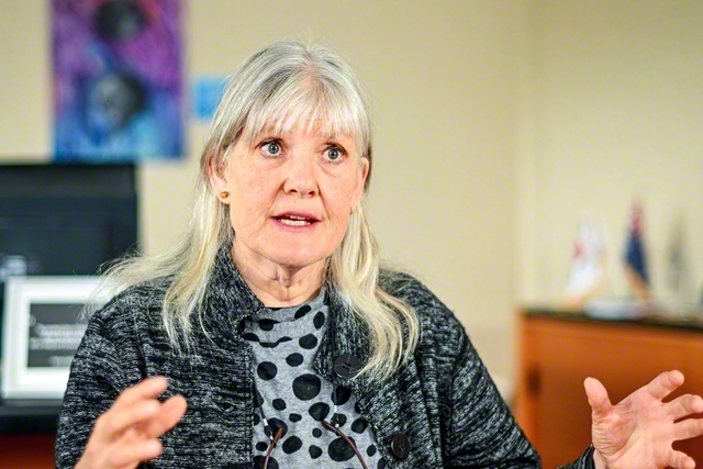 Lis　Bastian　ニューサウスウェールズ大学卒。生活者と一緒に社会問題の解決に取り組む「ソリューションジャーナリズム」に長年携わり、2021年より現職。