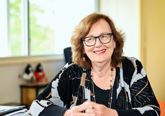 Rosemary　Dillon　ニューイングランド大学卒。オーストラリア国立大学で博士号（人文地理学）を取得。30年以上、地方政府での勤務経験を持ち、2018年より現職。