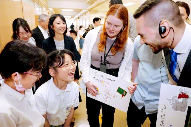 東京創価小学校の児童たちがカナダ・ラバル大学の学生らを元気いっぱいに歓迎（今月20日）。笑顔あふれる温かな交流となった