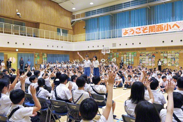 修学旅行で関西創価小学校を訪れた東京創価小学生の児童たちを歓迎する集い（5月15日）。関西小の児童がにぎやかな漫才を披露すると、東京小の児童たちは大喜び